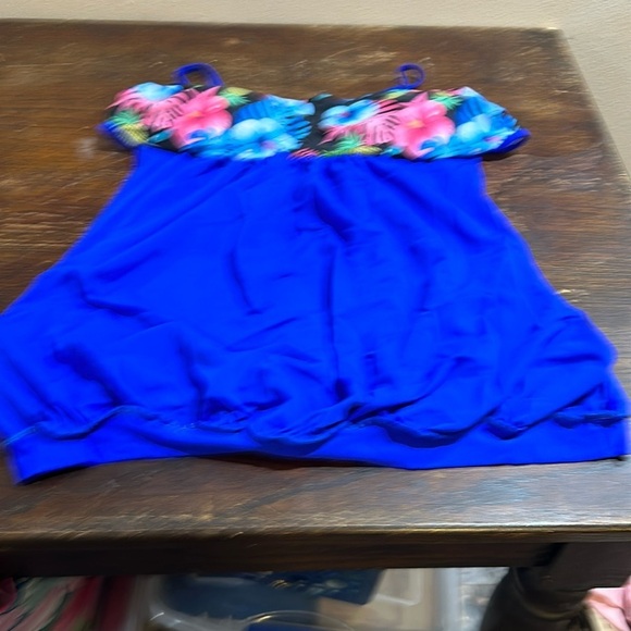 Beautiful one piece bathing suit. It does have straps. No tags on the suit​ - Picture 1 of 3